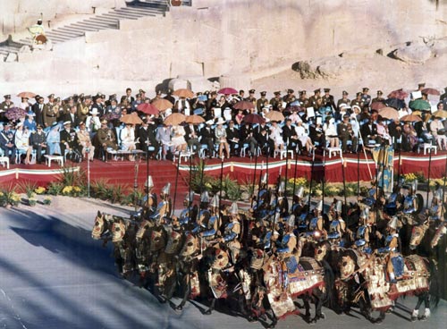 Die Militärparade brachte die eingeladenen Gäste trotz Sonnenschirmen zum Schwitzen 