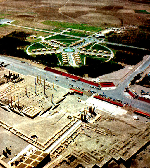 Diese Luftaufnahme kurz vor dem Beginn der Feierlichkeiten zeigt die künstlich geschaffene Oase vor den antiken Ruinen von Persepolis