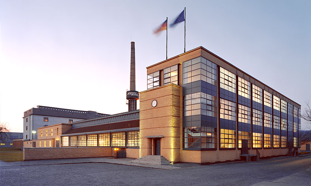 Das Argus-Werk wurde von Walter Gropius entworfen und weist in seiner Architektur Elemente auf, welche typisch für das Bauhaus sind. Heute gehört es zum UNESCO-Weltkulturerbe.